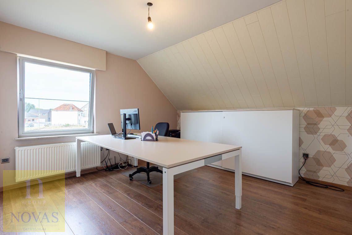 Ruime instapklare woning met 4 tot 5 slaapkamers, zonnepanelen, airco, inpandige garage en buitenstaanplaatsen foto 23