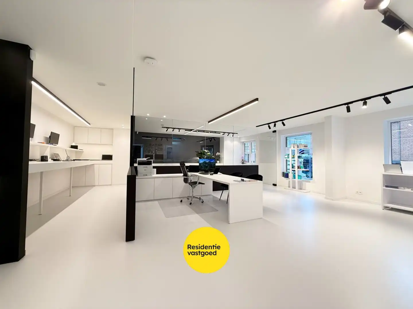 Instapklaar en hoogwaardig handelspand (122 m²) op topligging in Nieuwpoort Stad foto 3