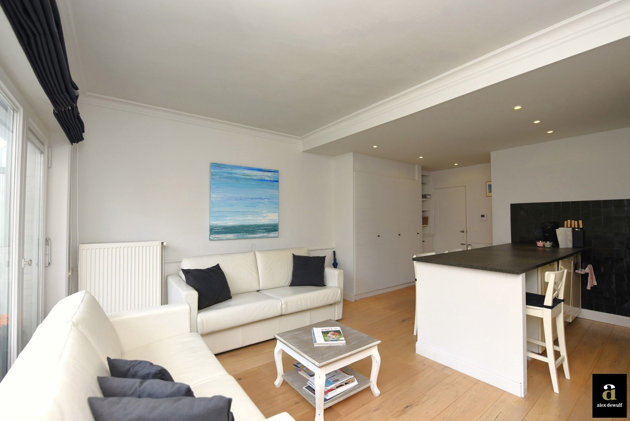 Moderne gemeubelde studio met terras vlakbij het strand foto 3