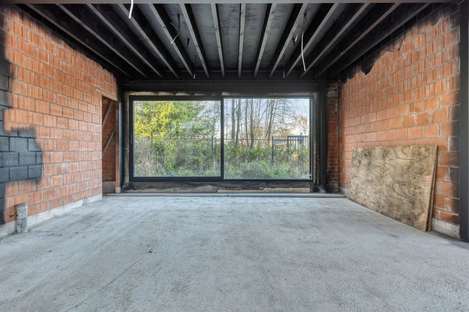 Casco af te werken woning met achterliggend magazijn. foto 4