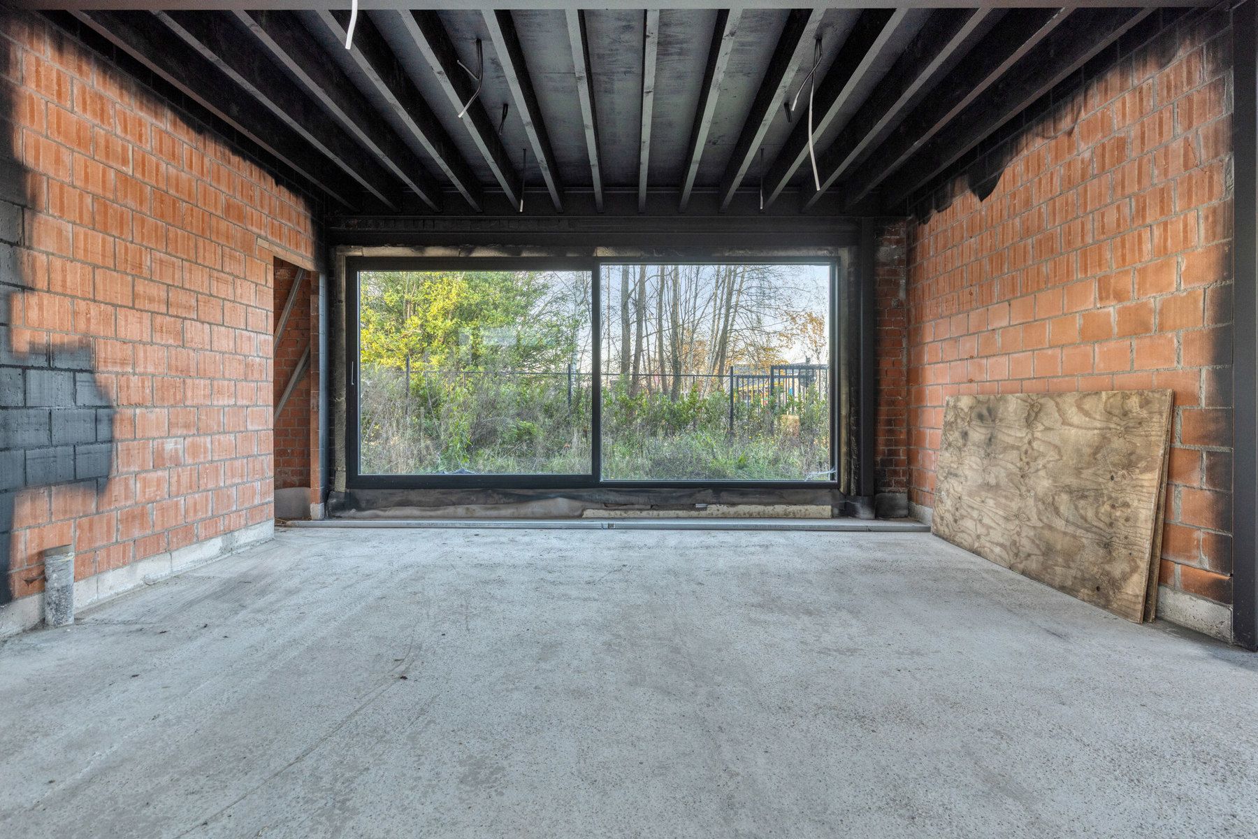 Casco af te werken woning met achterliggend magazijn. foto 4