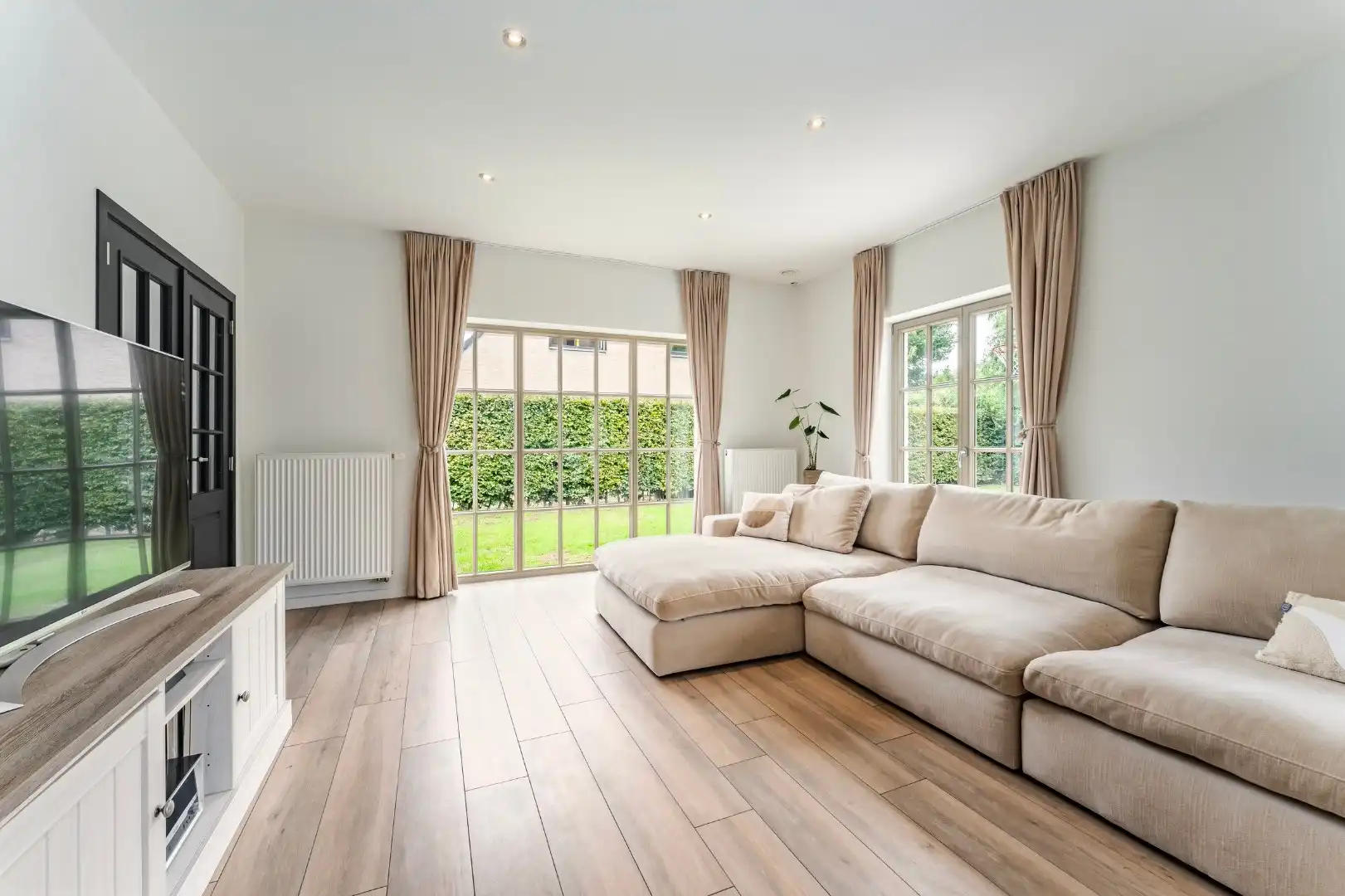 Exclusief gerenoveerde vrijstaande villa in rustige en residentiële omgeving foto 3