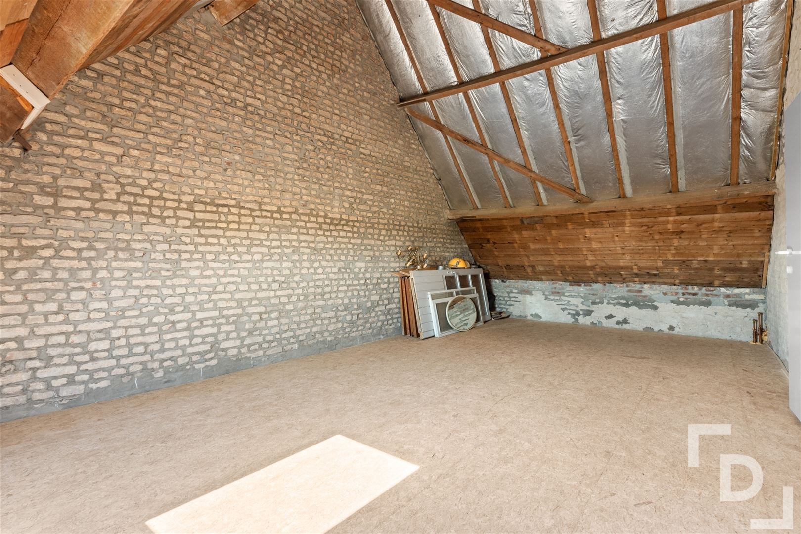 Vrijstaande woning op ruim perceel te koop te Vlamertinge. foto 11