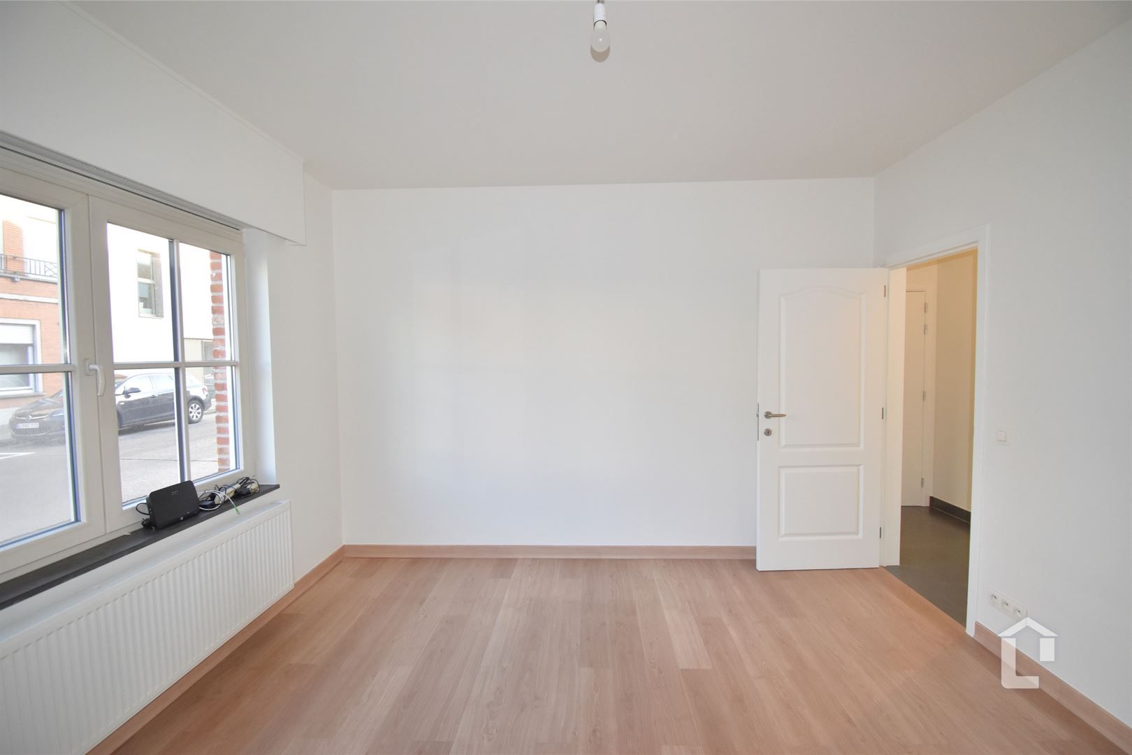 Ruim, recent gelijkvloers appartement in centrum Sint-Denijs-Westerm foto 5