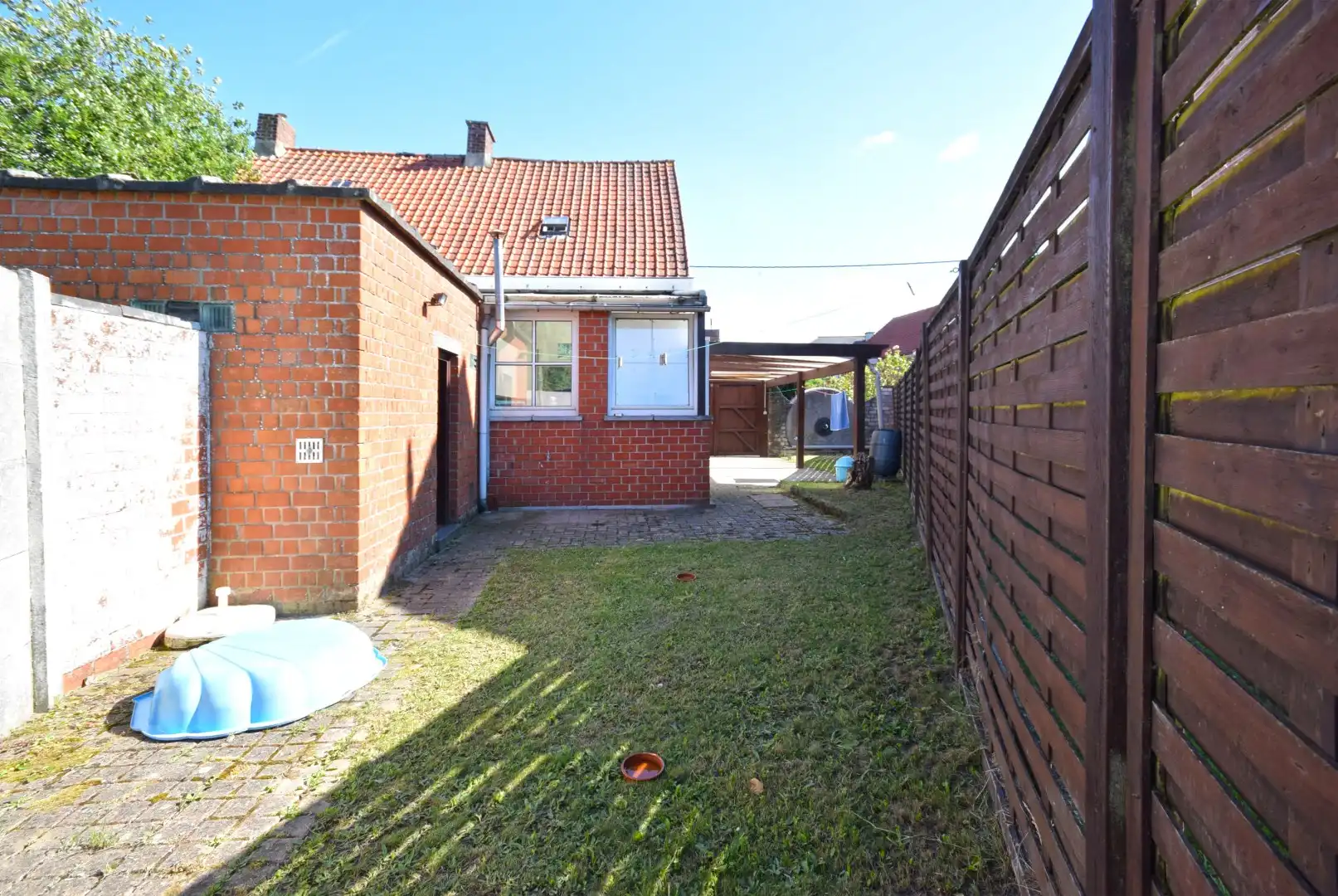 Charmante halfopen starterswoning met tuin en carport nabij het centrum van Roeselare foto 3