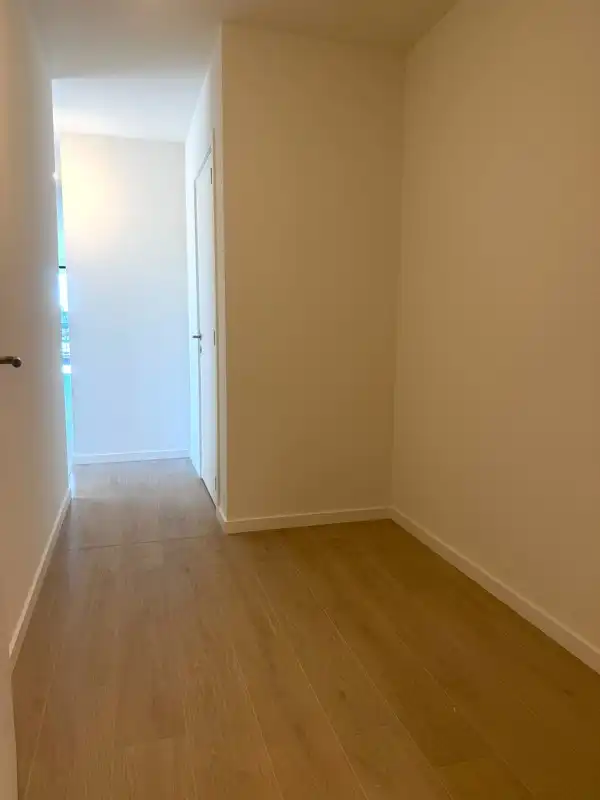 Instapklaar nieuwbouwappartement met 2 slaapkamers, heerlijke lichtinval & zalig terras - ondergrondse parking + berging. foto 2