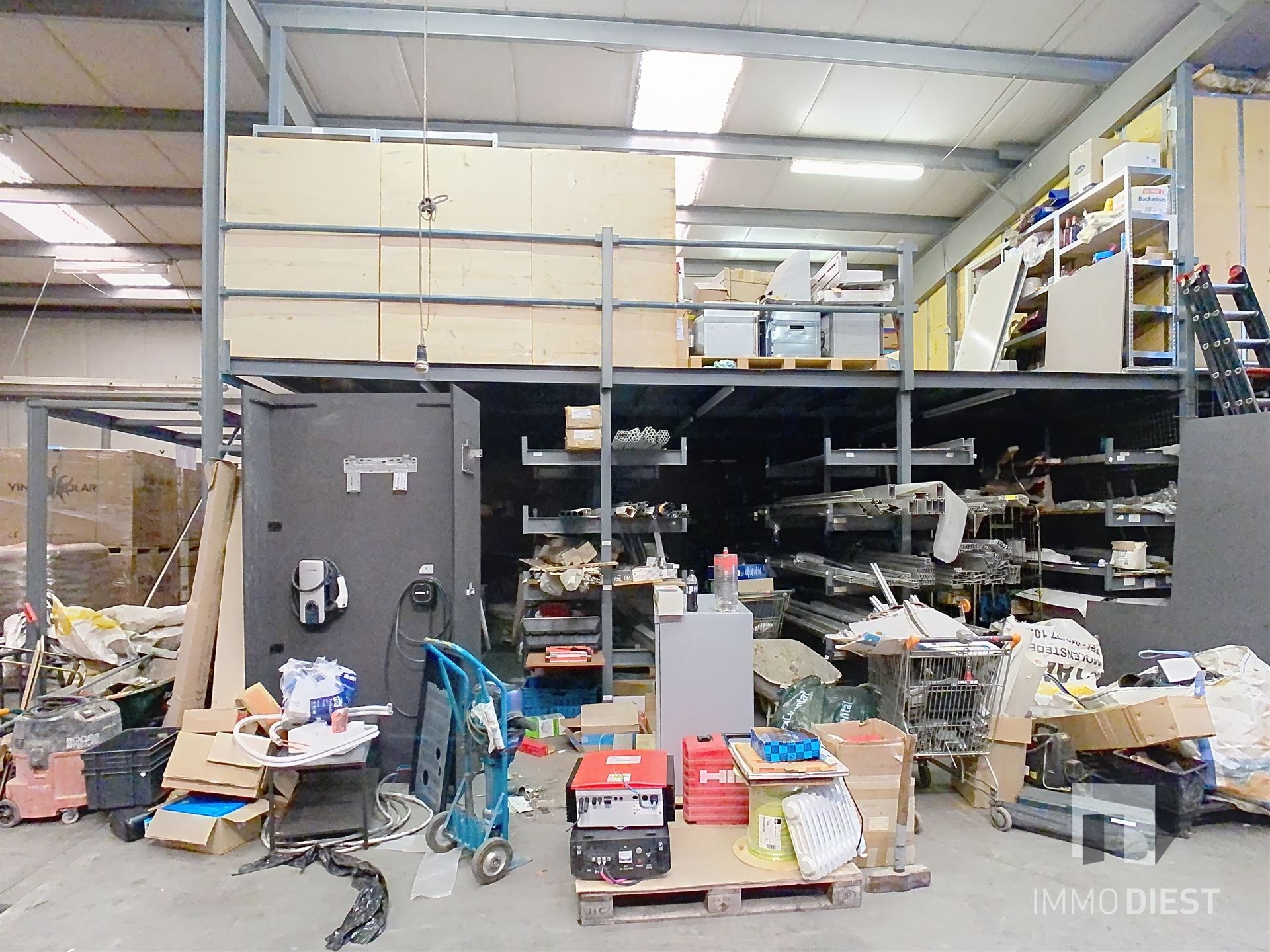 Industrieel gebouw met magazijnen en burelen foto 11