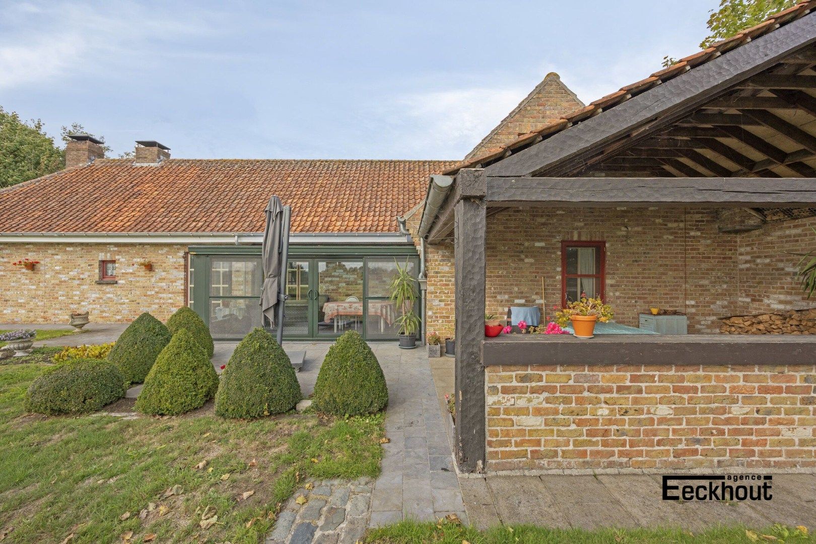 Charmant landhuis op een perceel van  29323m²  foto 2