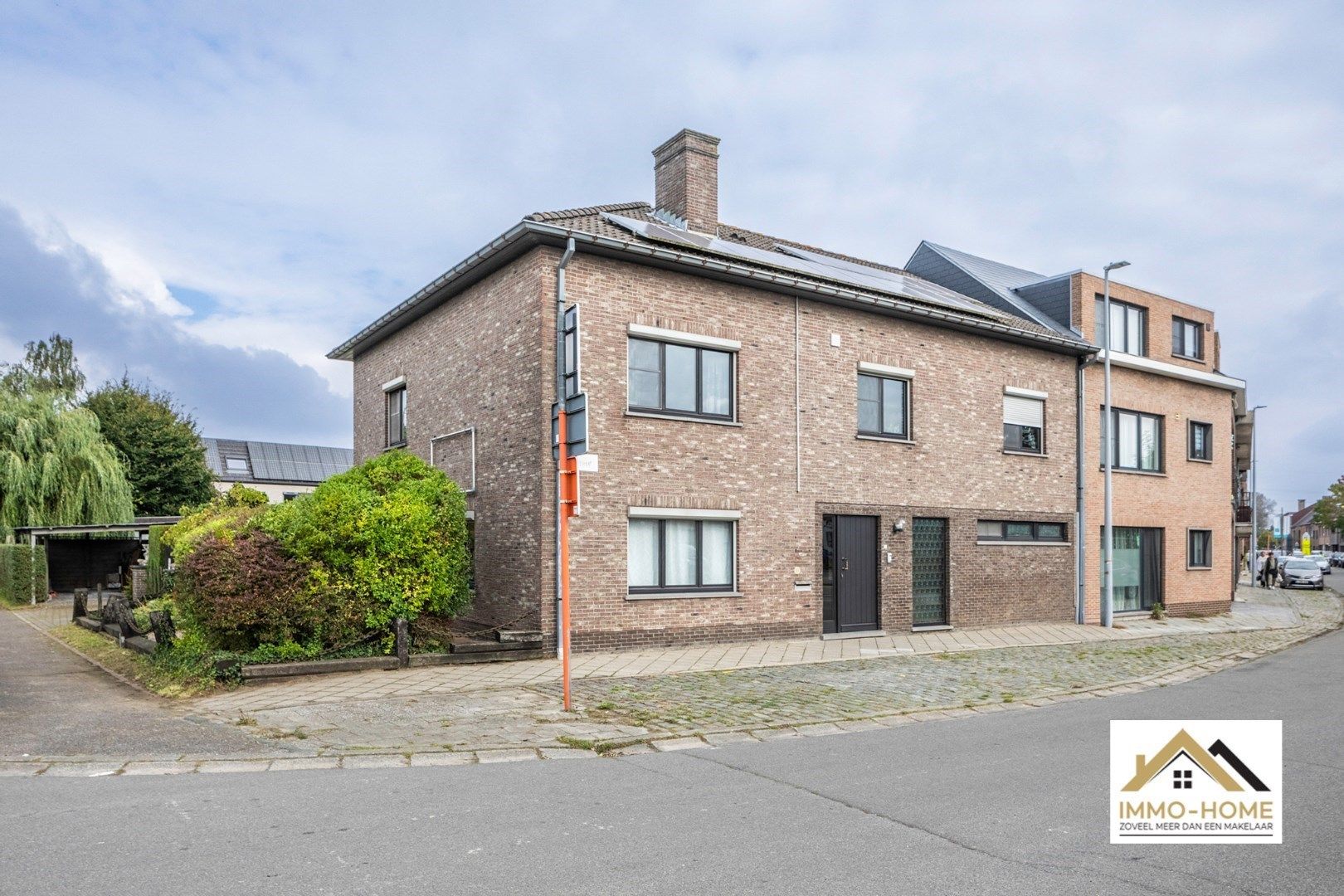 Gerenoveerde kangoeroewoning nabij centrum Lokeren foto {{pictureIndex}}