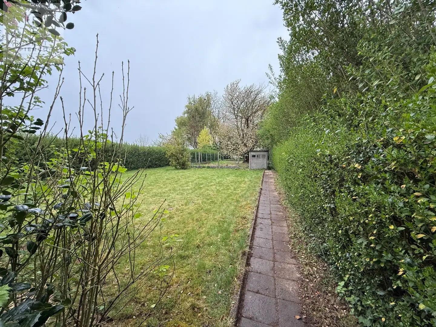 Eigentijdse woonst met ruime tuin foto 36