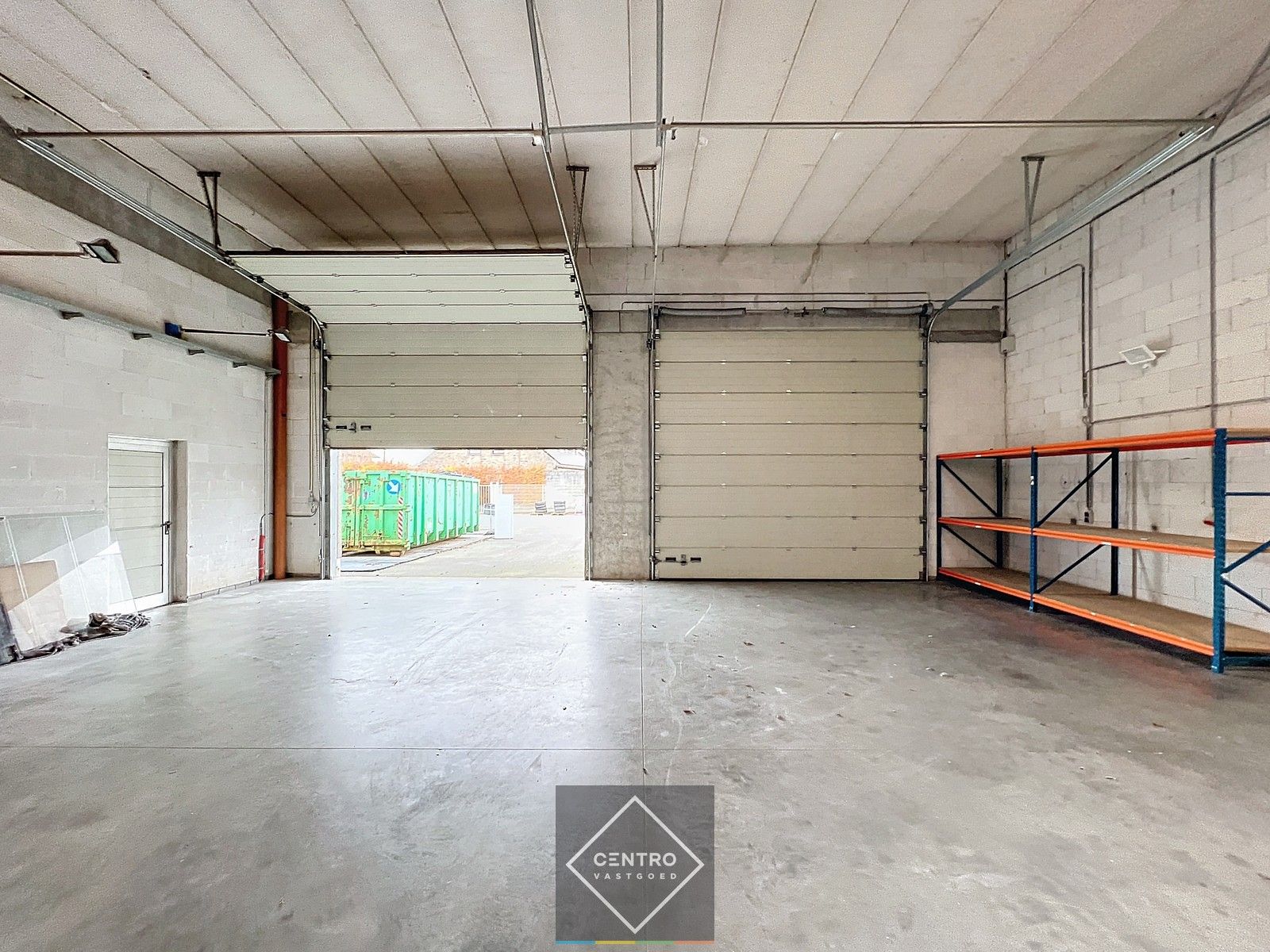 Instapklare OPSLAGRUIMTE (130 m²) met KANTOOR (65 m²) op omheinde TOPLIGGING vlakbij afrit 6 Roeselare-Rumbeke ! foto 4