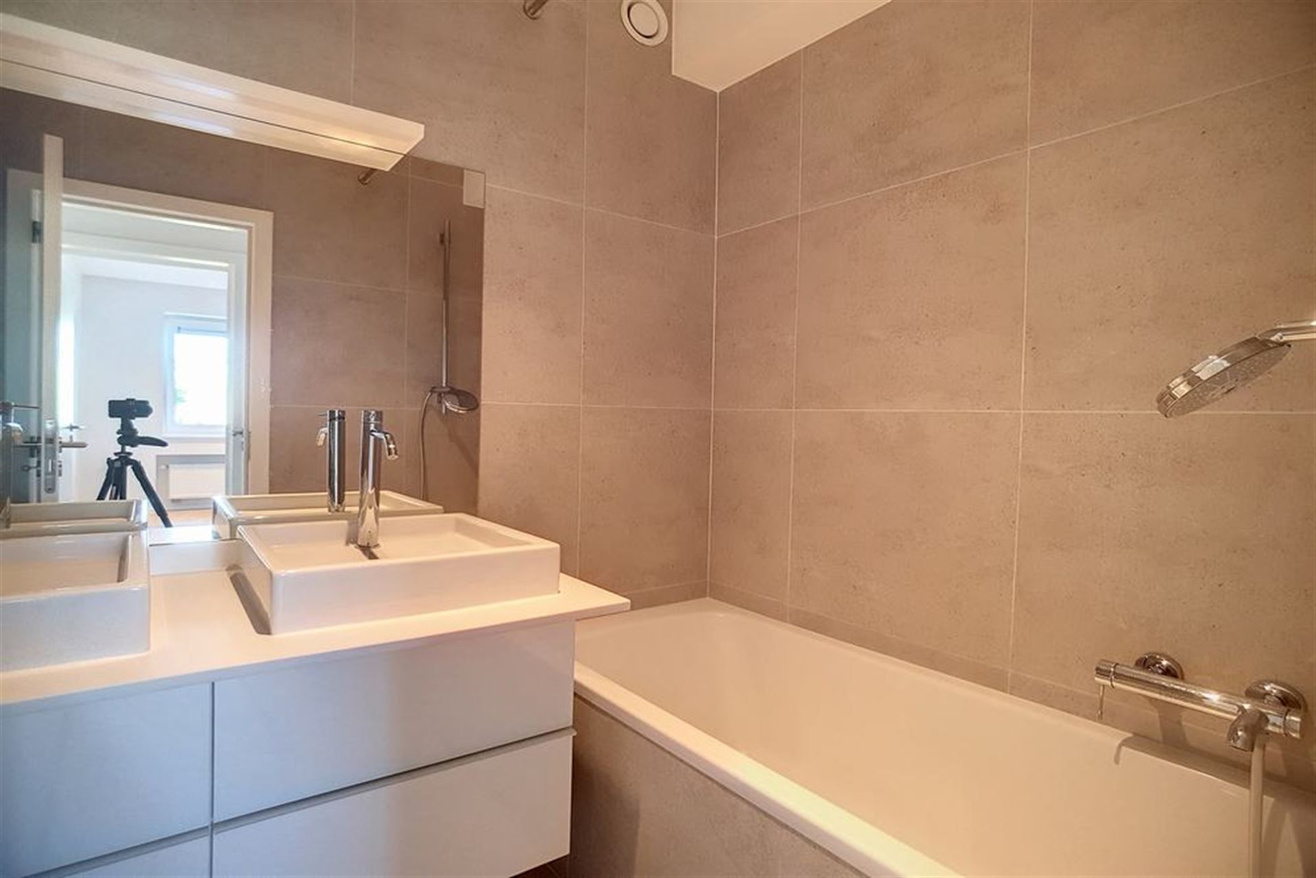 Smaakvol ingericht appartement met 2 slaapkamers foto 8
