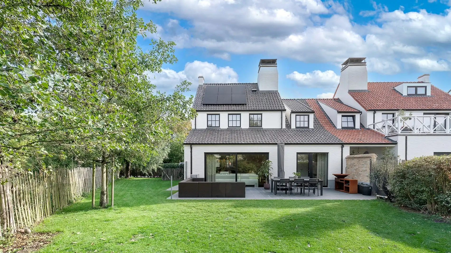 Halfopen bebouwing met garage te Knokke-Ramskapelle foto {{pictureIndex}}