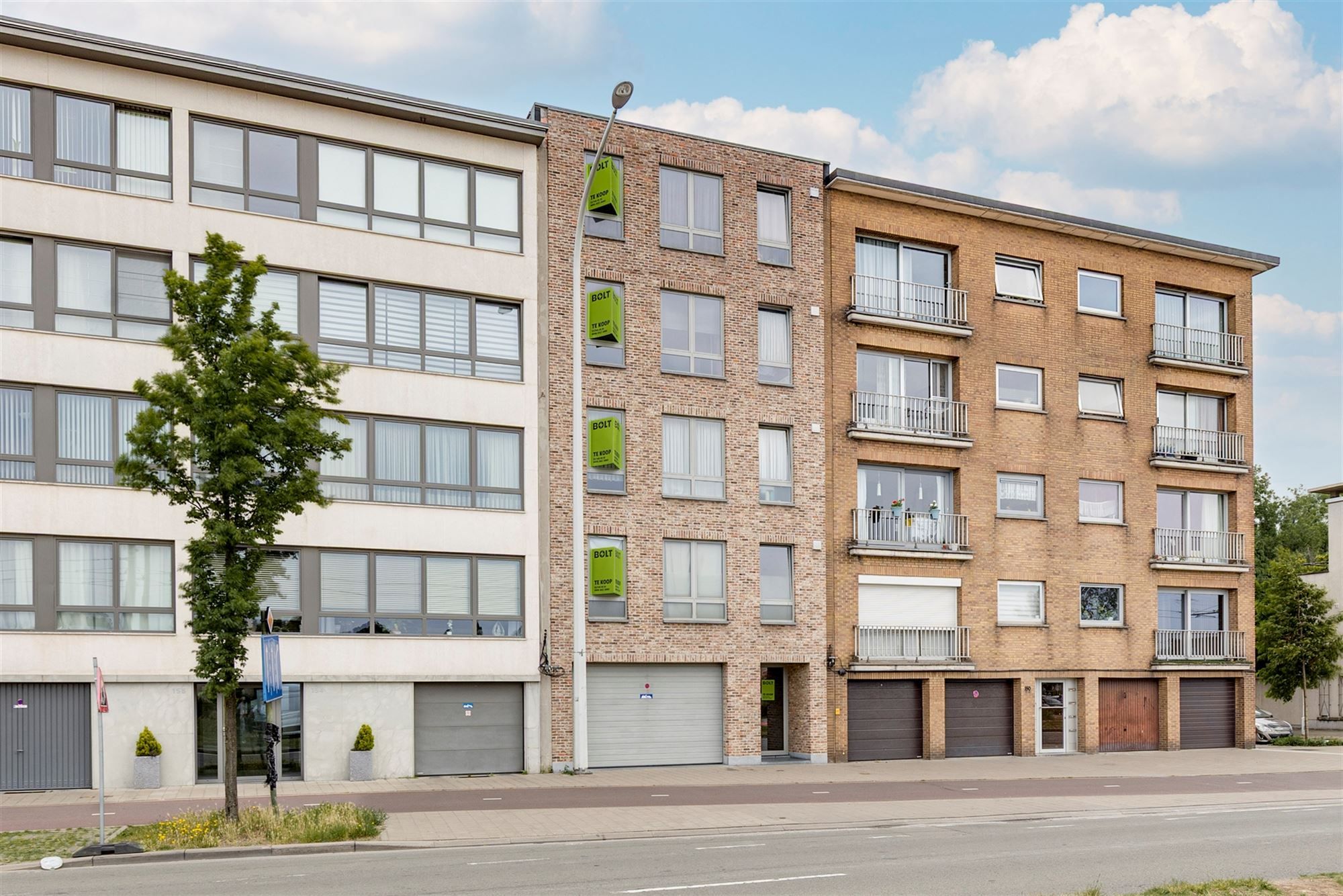 Lichtrijk appartement met 2 slaapkamers + terras te koop in Merksem foto 2
