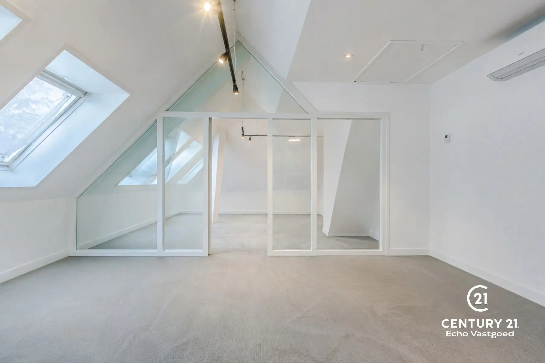 Ruime villa met kantoor, binnenzwembad, mooie tuin op 3172m² foto 28