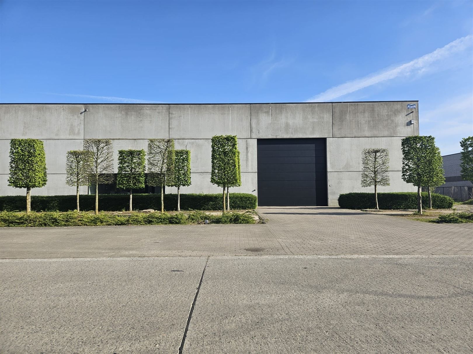 Magazijn met kantoor te huur te Eke foto {{pictureIndex}}