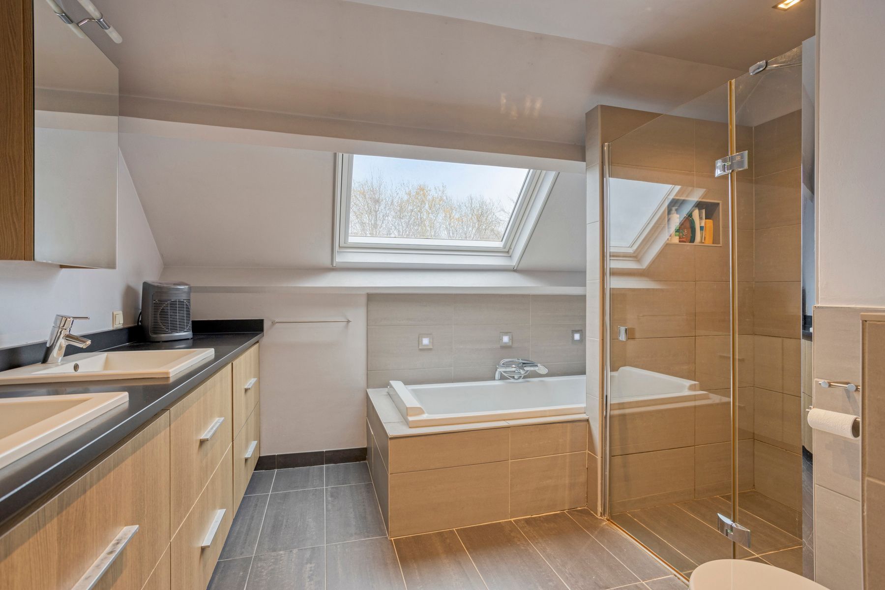 Leemans Immobiliën presenteert u deze rustig gelegen, volledig instapklare woning in het hart van Liedekerke.  foto 17