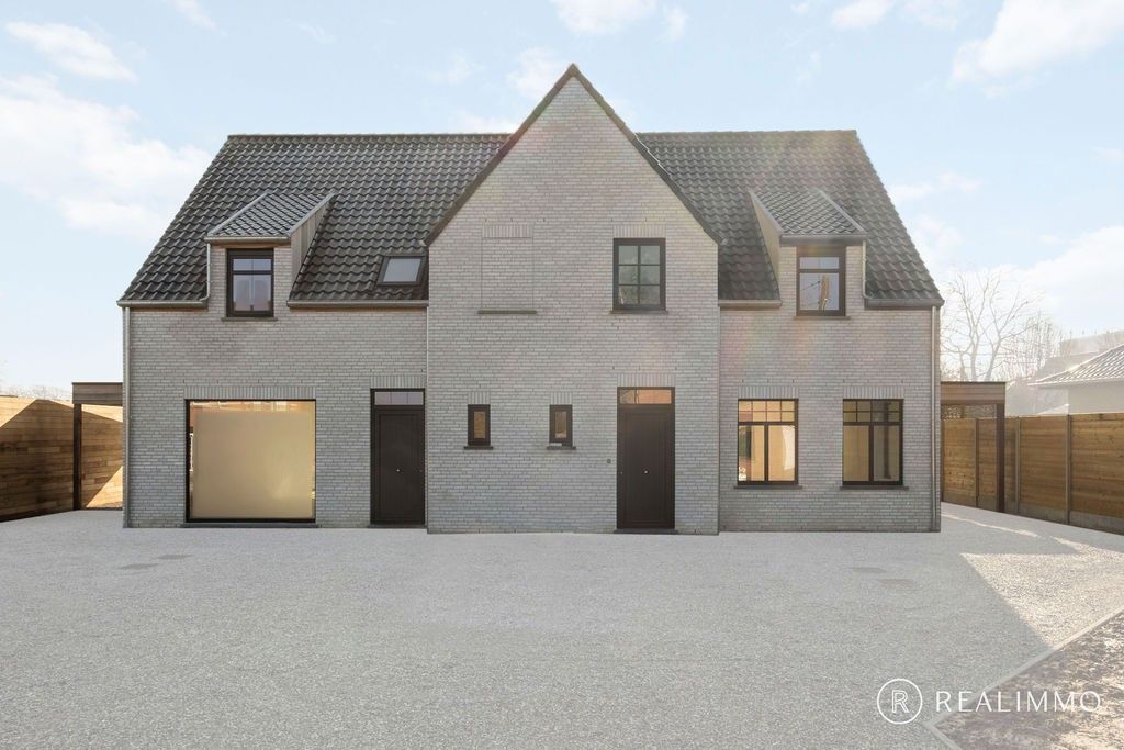 Halfopen nieuwbouwwoning met grote tuin in landelijke stijl in Kerkhove foto 2