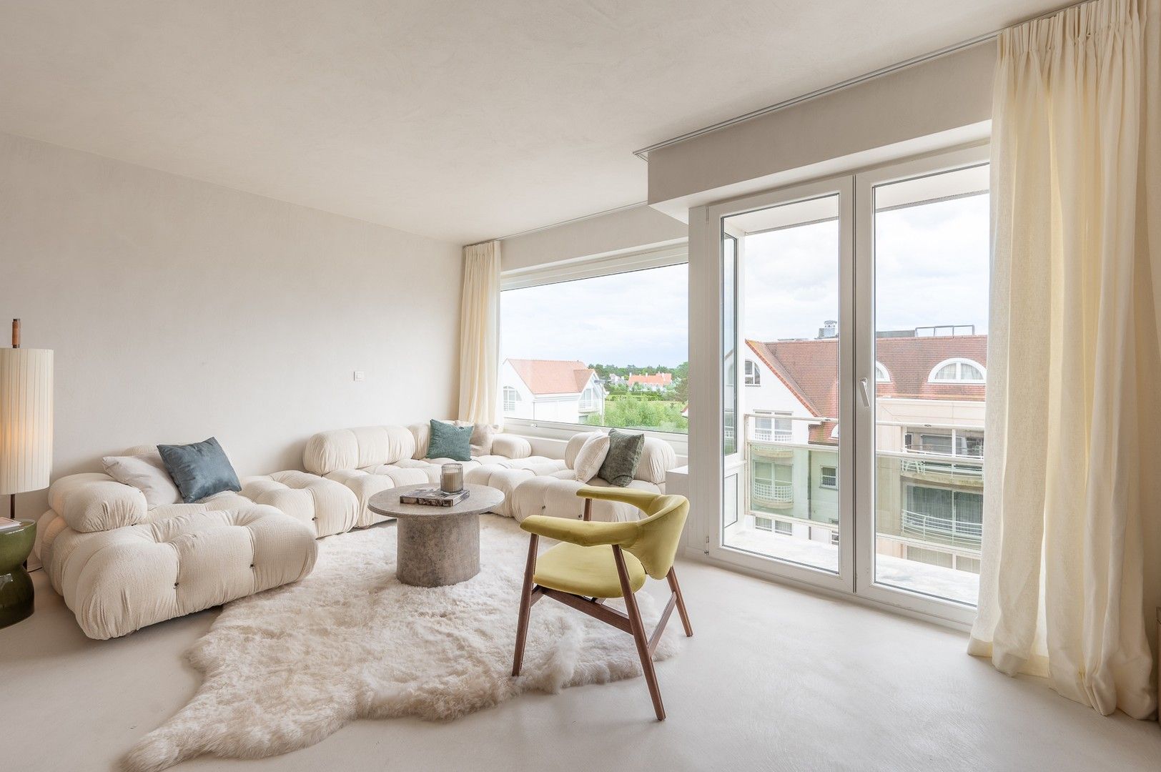 Prachtig gerenoveerd appartement met mooie zichten op een toplocatie vlakbij de winkels en het strand. foto 1