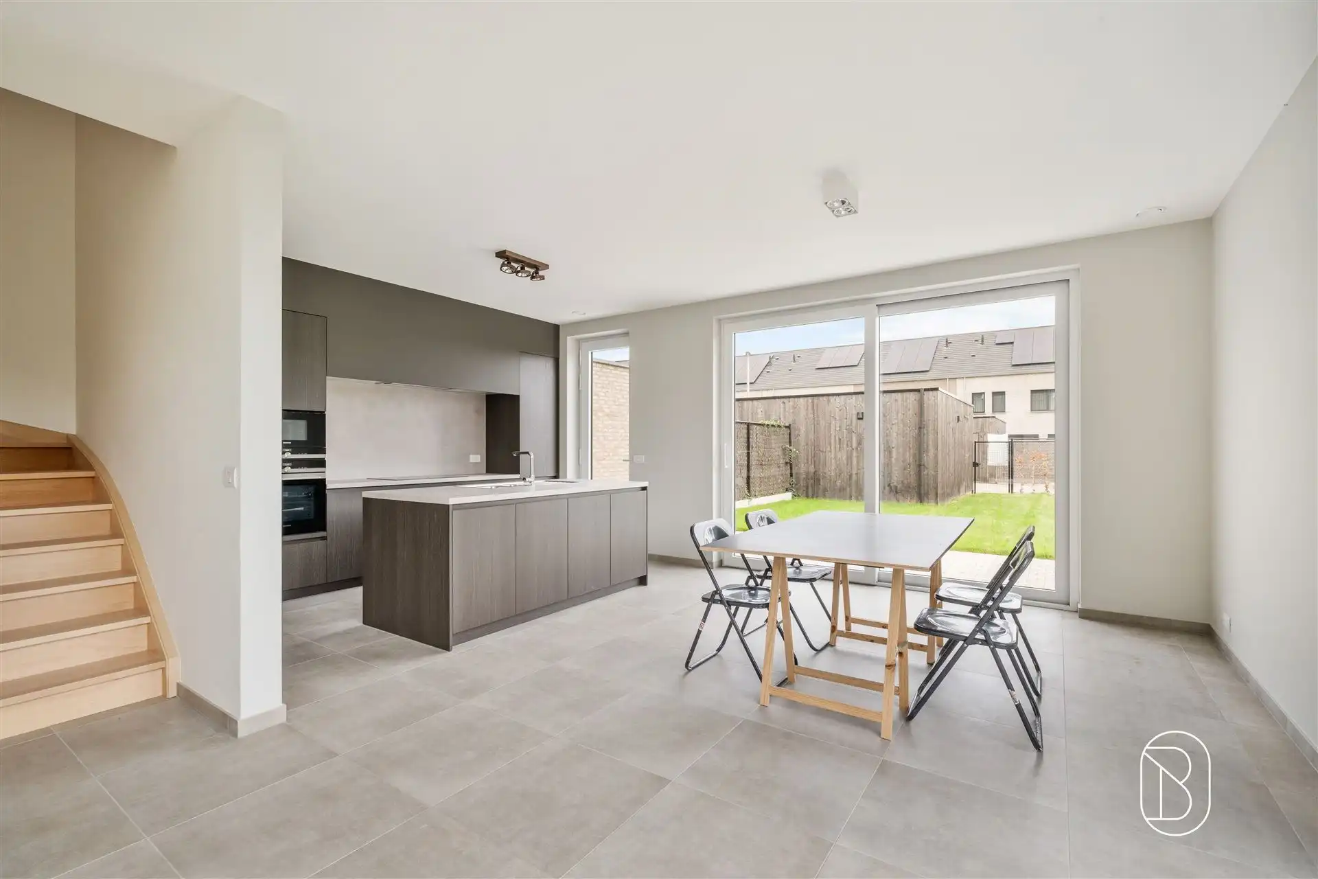 Topgelegen grote woning met 4 slk, omheinde tuin en garage. foto 8