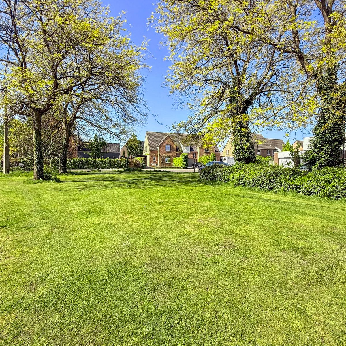 Instapklare half-open bebouwing met zuid-tuin en bijgebouw foto {{pictureIndex}}