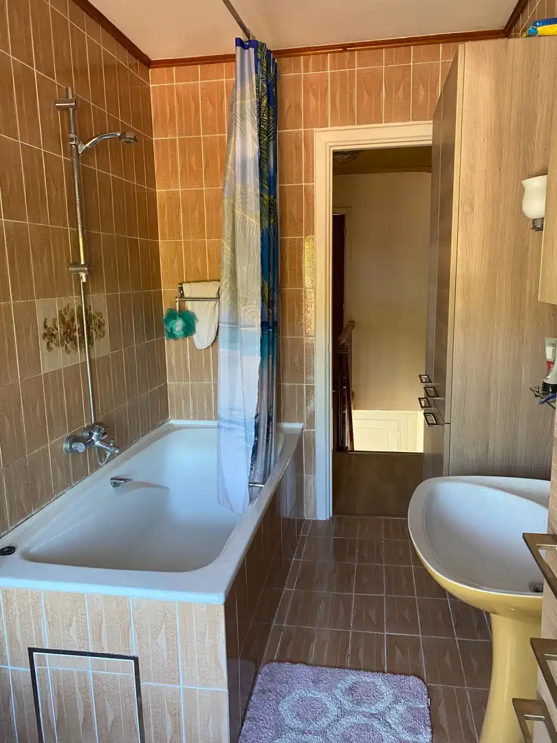 Halfopen woning met grote tuin en garage op ideale ligging foto 8