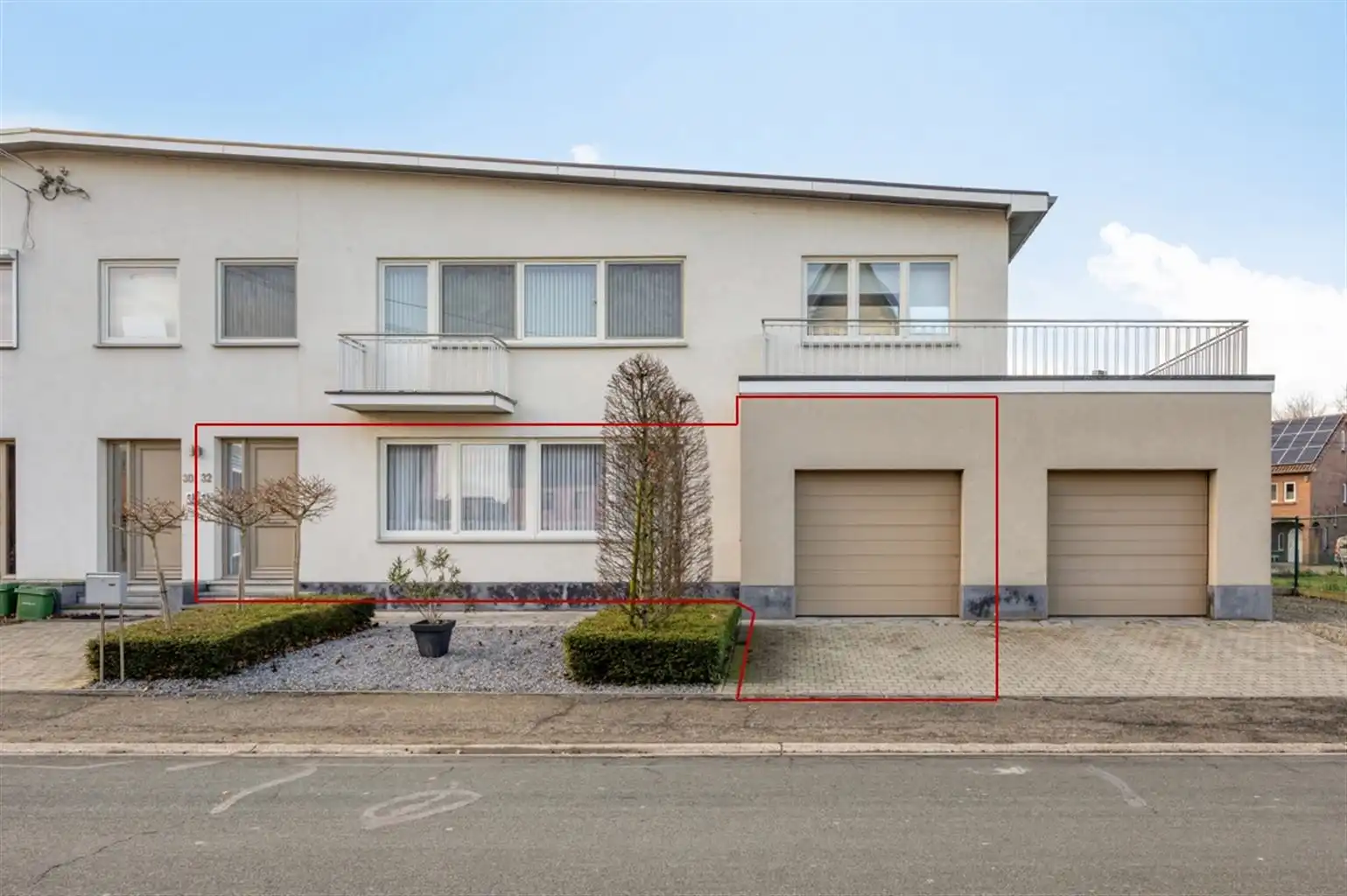 Zeer ruim, gelijkvloers appartement met 3 slaapkamers, tuin, inpandige garage en extra parkeergelegenheden gelegen nabij het centrum van Maaseik. foto {{pictureIndex}}