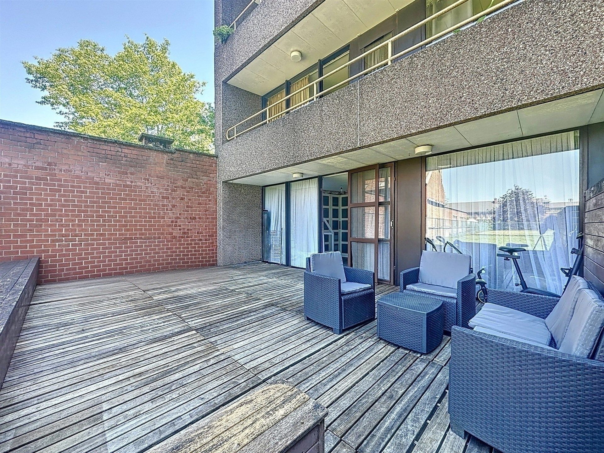 Instapklaar 2-slaapkamer appartement met 40m² terras op toplocatie. foto 2