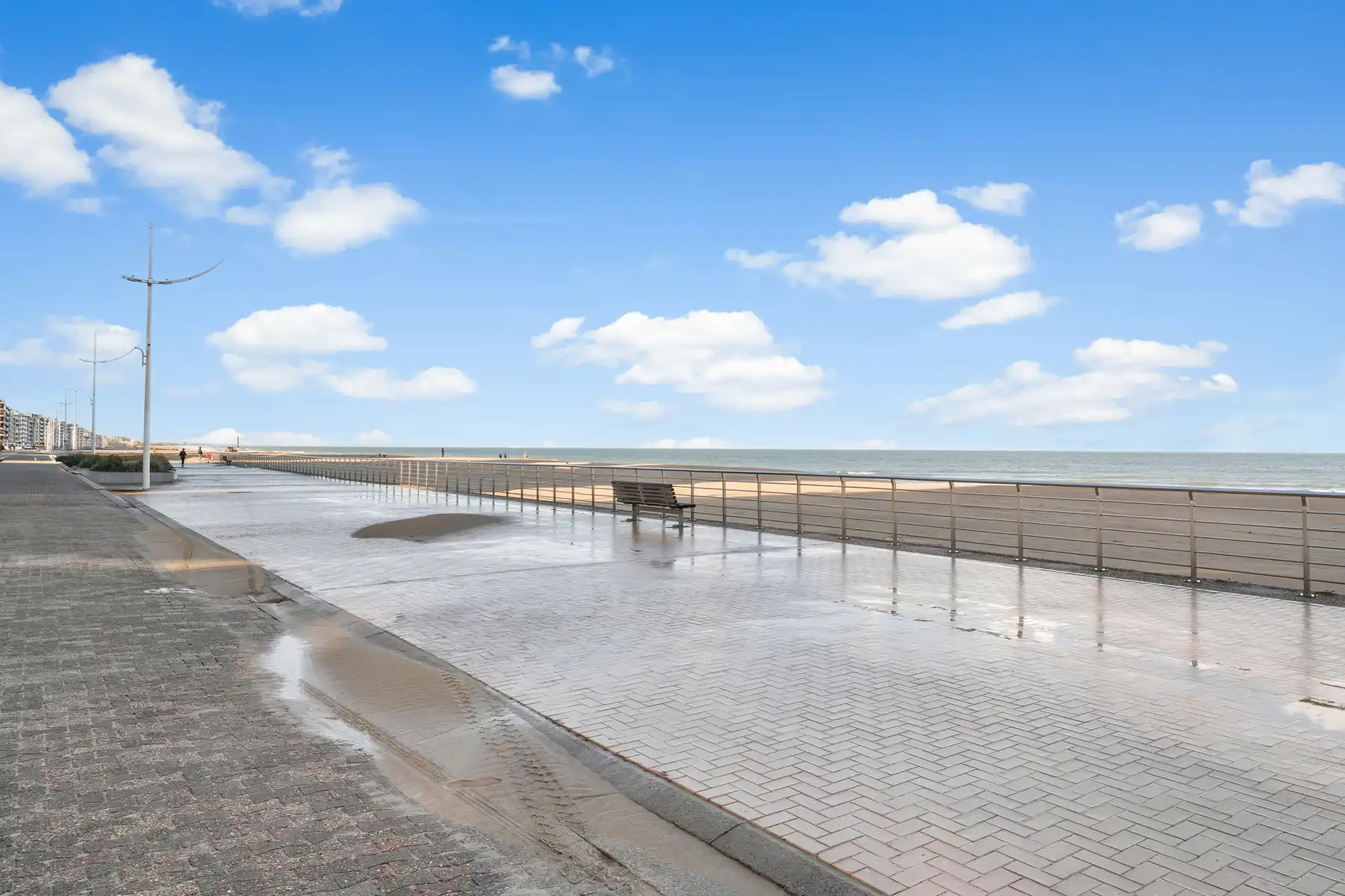 Ruim en zonnig appartement met terras vlakbij zee foto 18