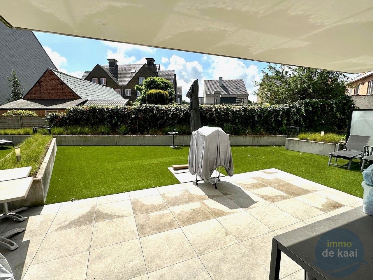Recent en zonnig gelijkvloers appartement met terras en grote tuin (kunstgras) foto {{pictureIndex}}