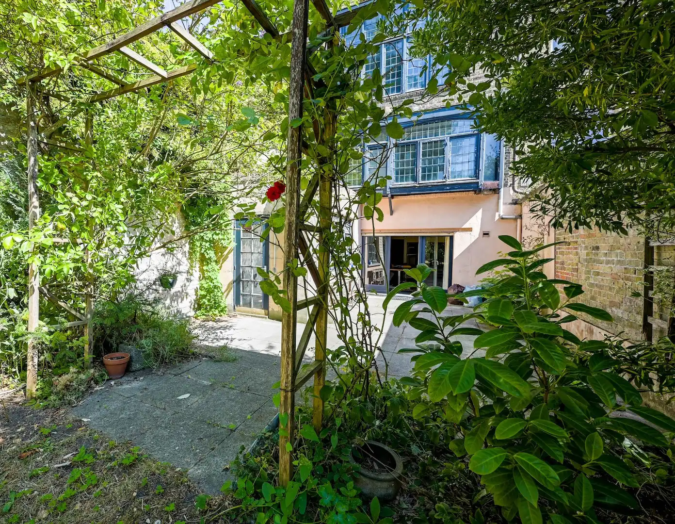 architecturale parel met zonnige stadstuin nabij de Ezelpoort foto 12