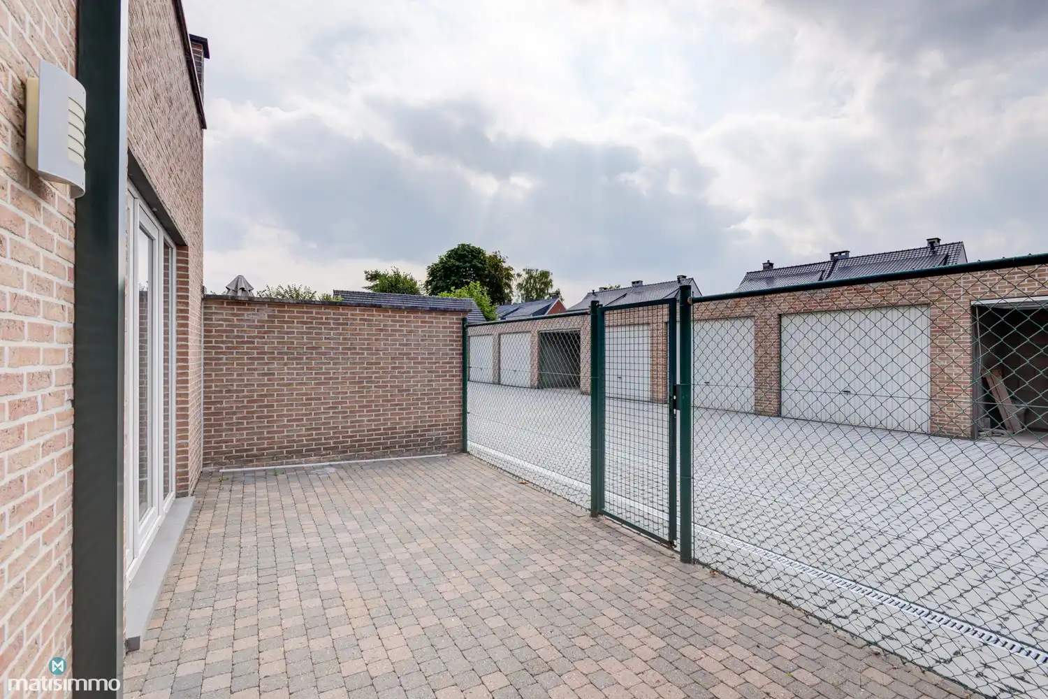 INSTAPKLAAR GELIJKVLOERS APPARTEMENT MET 2 SLAAPKAMERS, BERGING EN AUTOSTAANPLAATS NABIJ HET CENTRUM VAN BILZEN foto 16