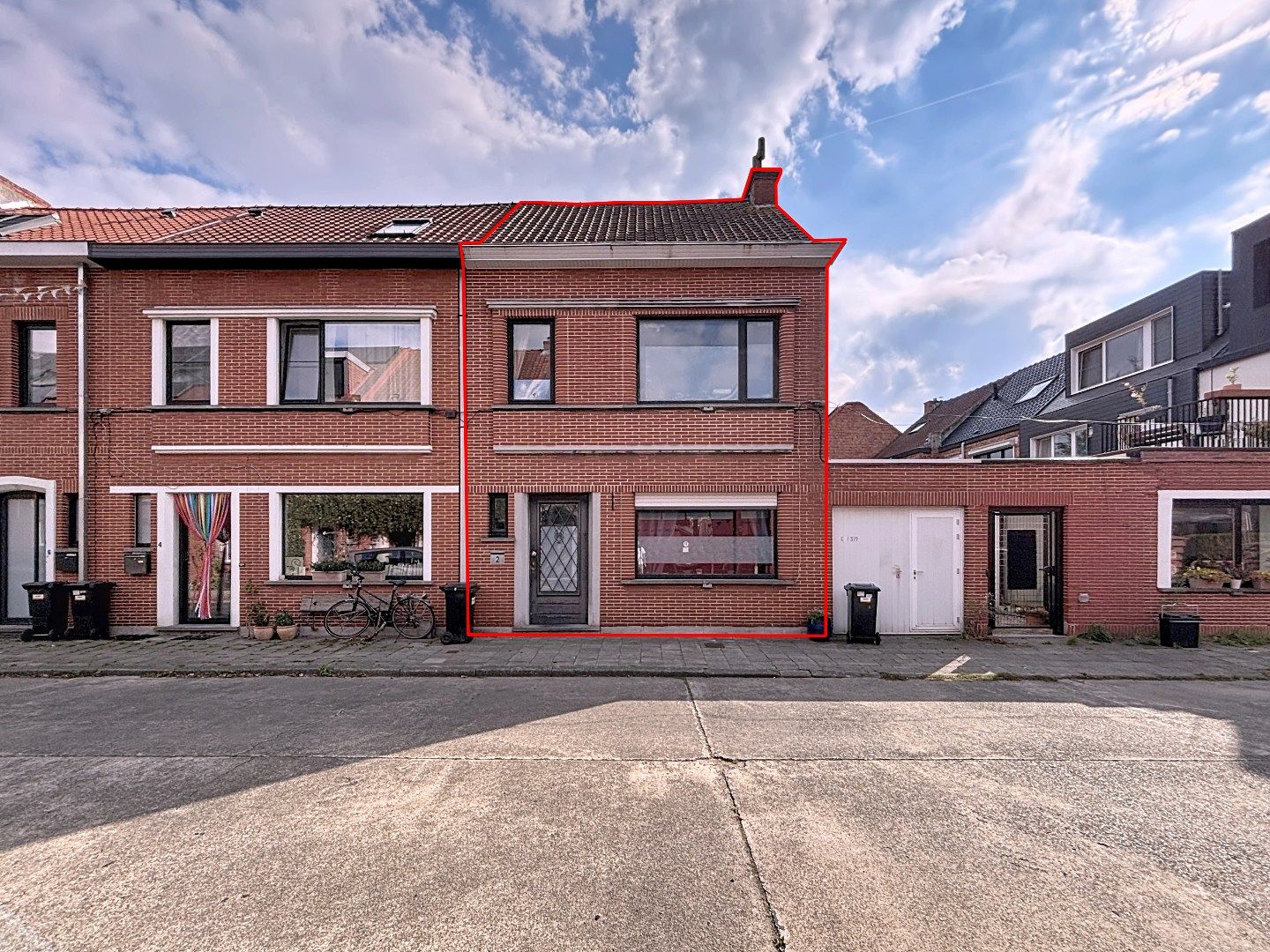 Hoofdfoto van de publicatie: Te renoveren woning met zonnige tuin aan de Bourgoyen.