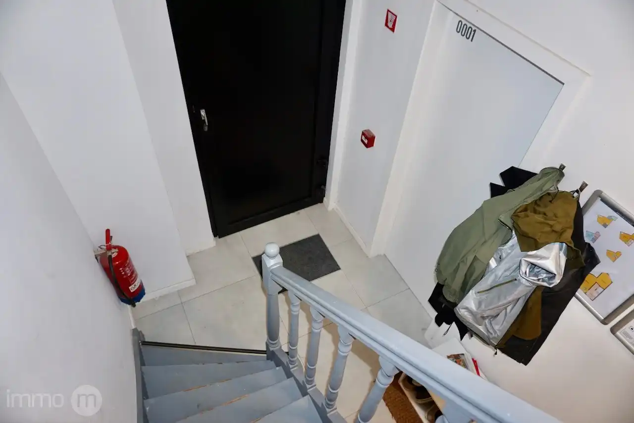Gemeubelde studio 32m2 met aparte slaapkamer en open uitzicht – Tervuursevest Leuven foto 18