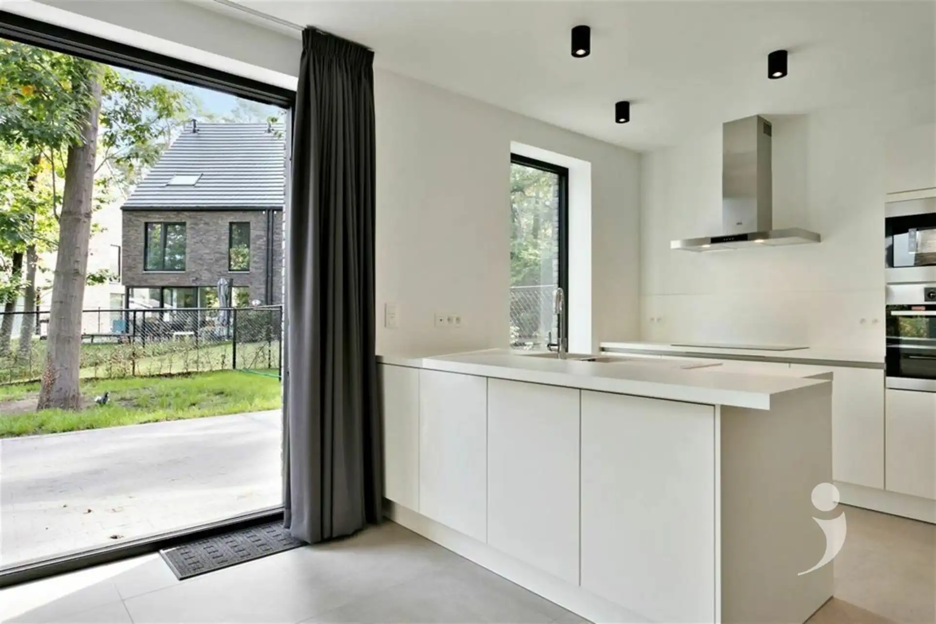 Moderne, halfopen BEN woning in groene, rustige omgeving foto 7