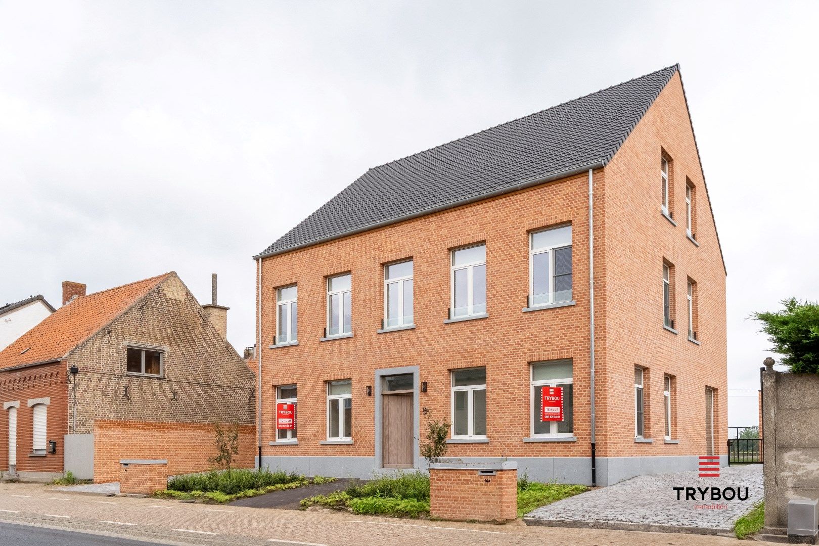 2 hoogwaardig afgewerkte nieuwbouwwoningen met garage foto {{pictureIndex}}