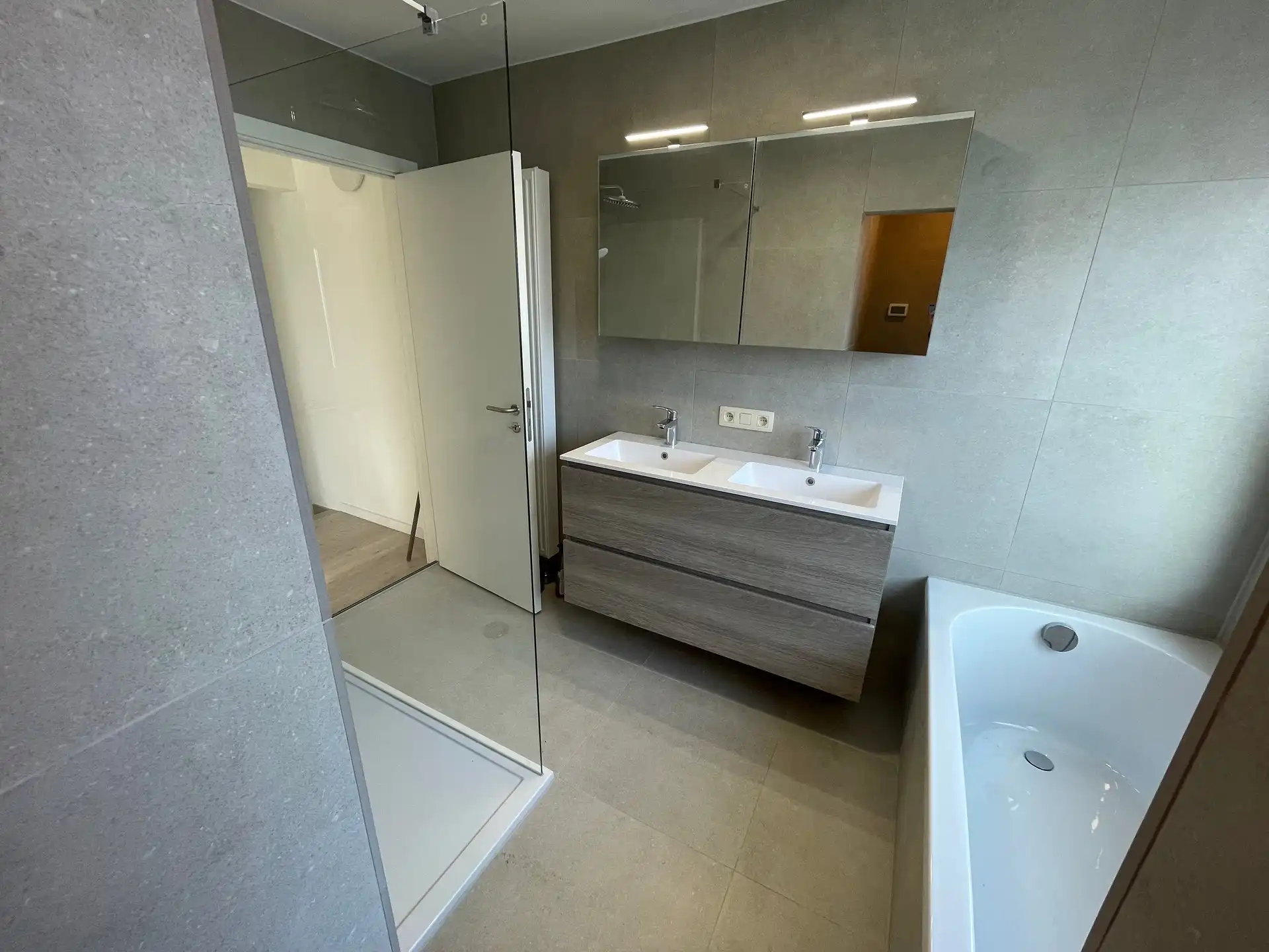 Gunstig gelegen totaal gerenoveerde woning met ruim magazijn. foto 26