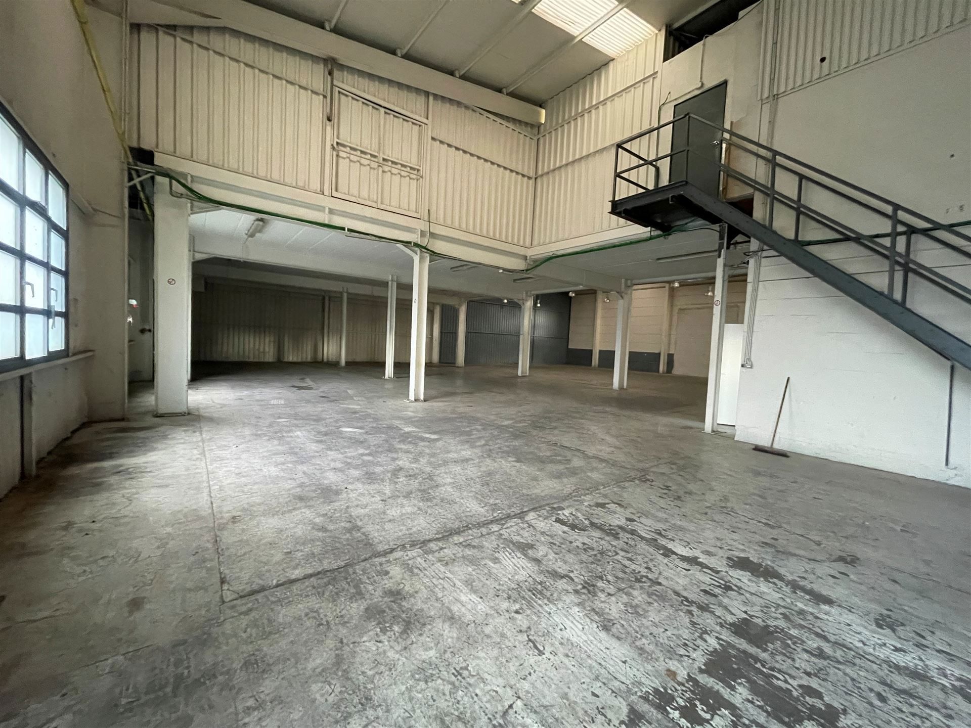 Kontich Satenrozen magazijn 700m² met kantoor 140m² foto 4