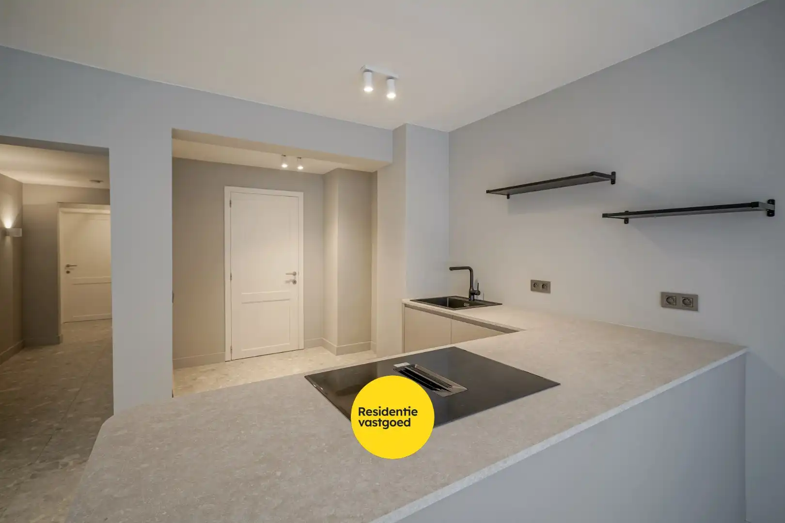 Gerenoveerd 2-slpk appartement met balkon en lift in Oostende foto 12