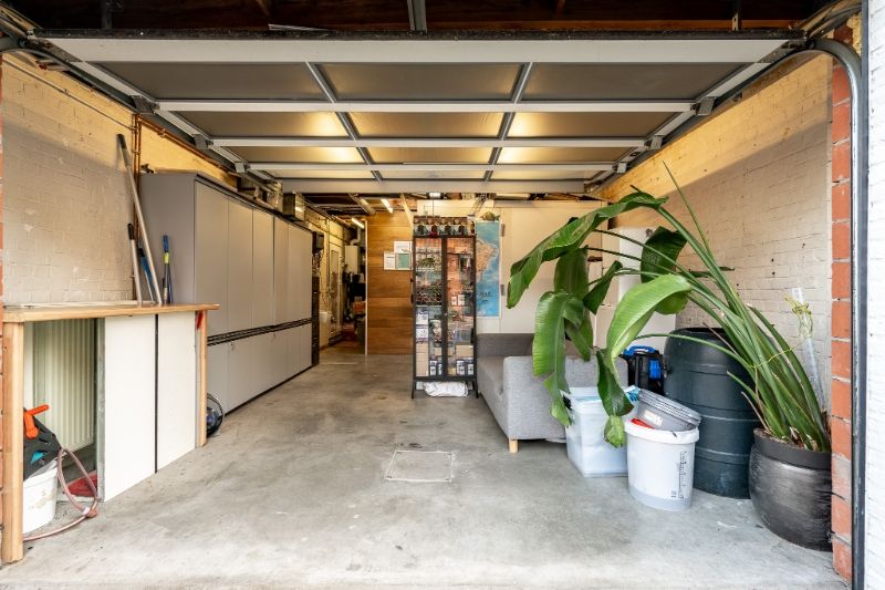 Recent gerenoveerde woning met ruime garage foto 19