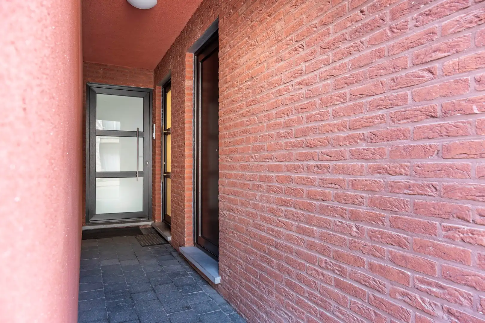 Lichtrijk appartement met twee slaapkamers en terras en grote garage. foto 17