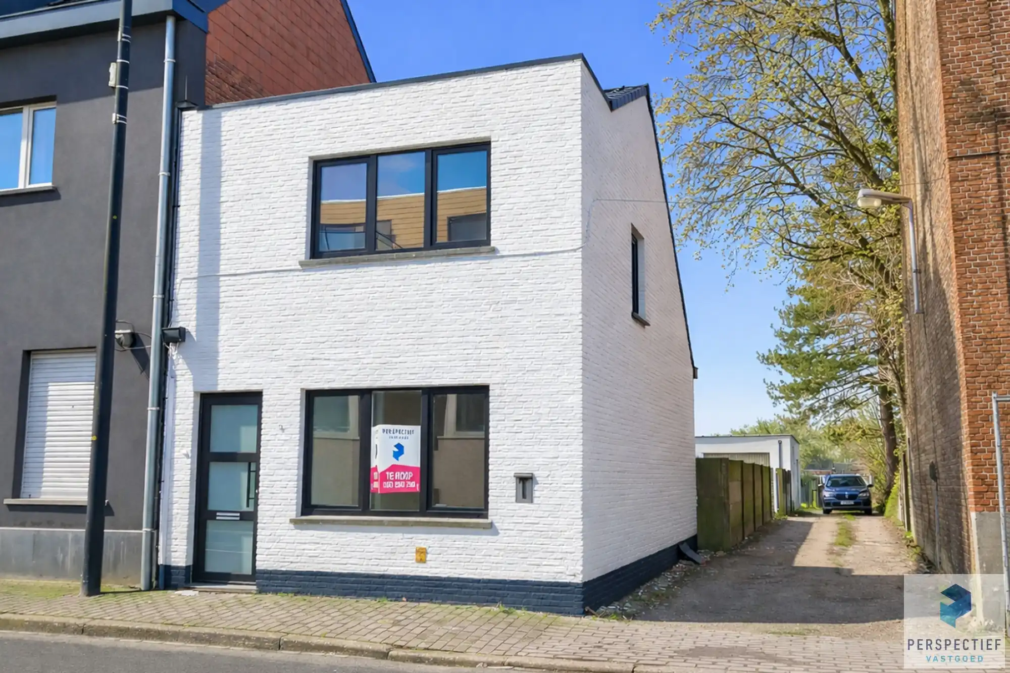 Vernieuwde woning met 3 slaapkamers en ZONGERICHTE tuin met uitweg en GROTE GARAGE foto {{pictureIndex}}