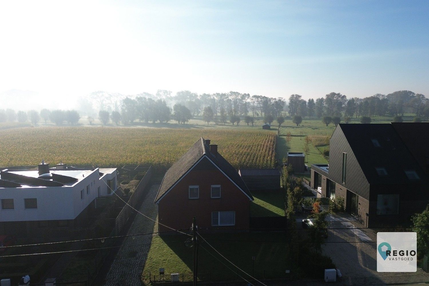 Uitzonderlijk gunstig gelegen gezinswoning met landelijk verzicht. foto 2