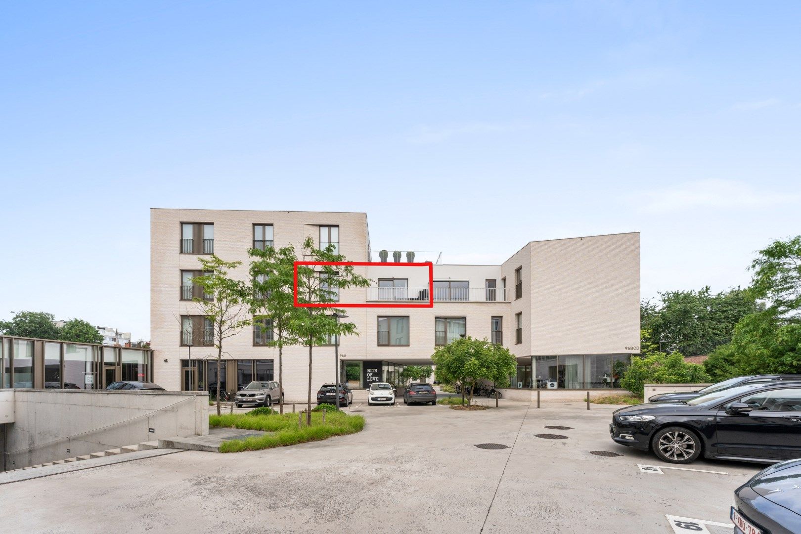 Recent 2-slpk appartement met terrassen op topligging te Sint-Michiels foto {{pictureIndex}}