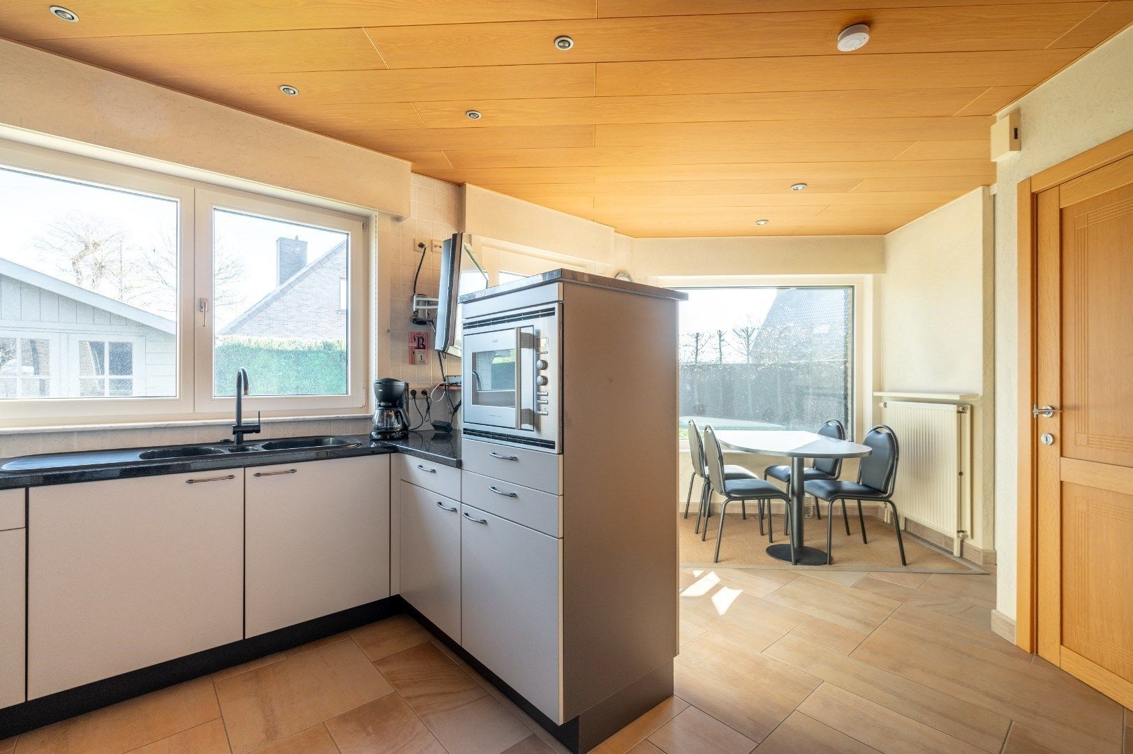 Instapklare woning met inpandige garage, 4 slk + bureau en zonnige ligging. foto 10