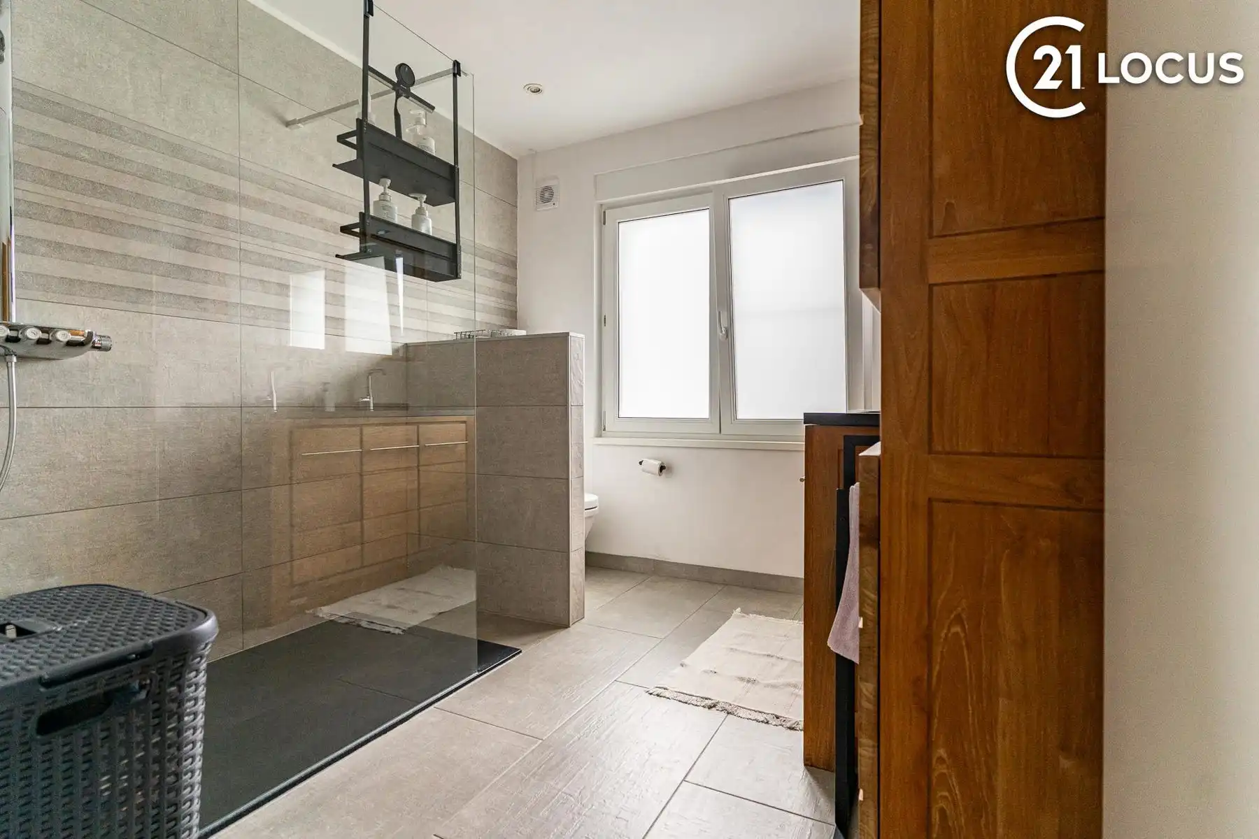 Lichtrijke woning met ruime leefkeuken en garage foto 15