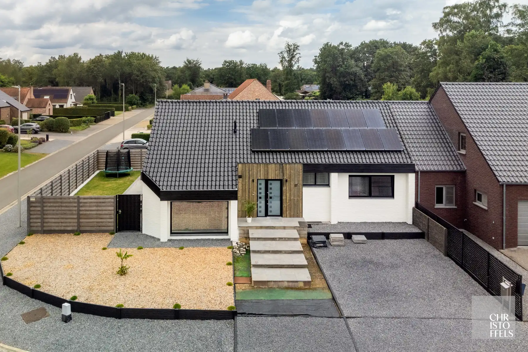 Stijlvol gerenoveerde woning op perceel van 540 m² foto {{pictureIndex}}