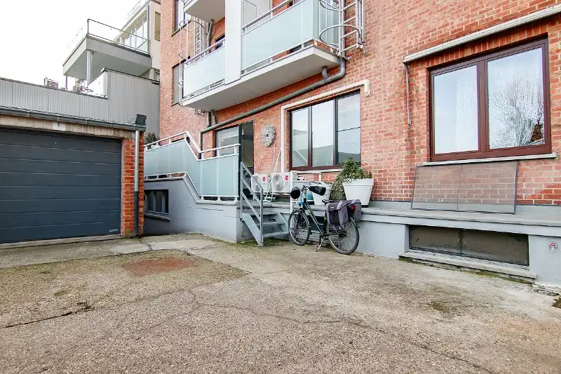 Totaal gerenoveerd gelijkvloers 3 slpk-appartement met gezellig terras op een toplocatie. Garagebox optioneel! foto 15