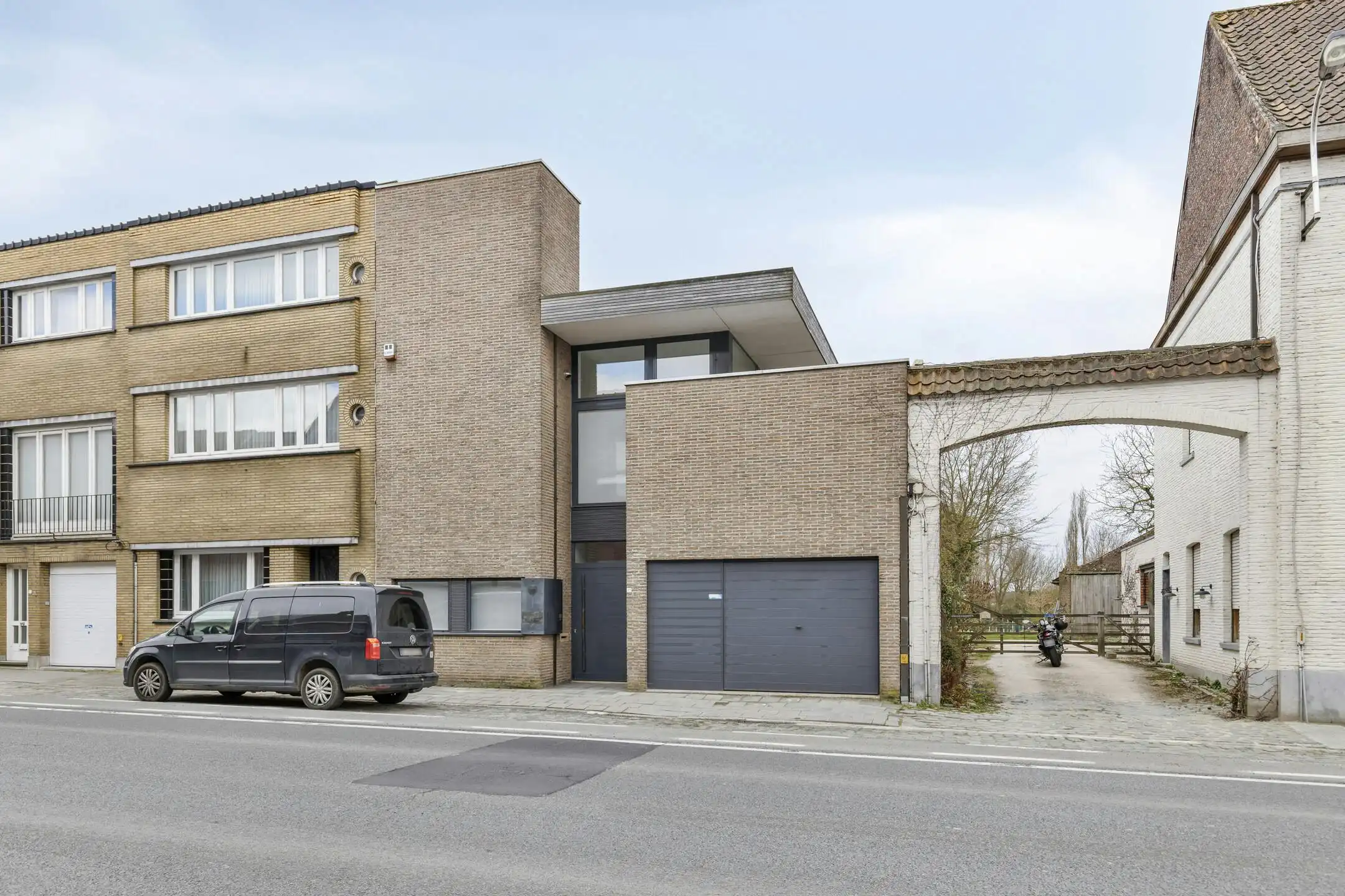 Half open woning / praktijk met leuke tuin te Bissegem foto 3