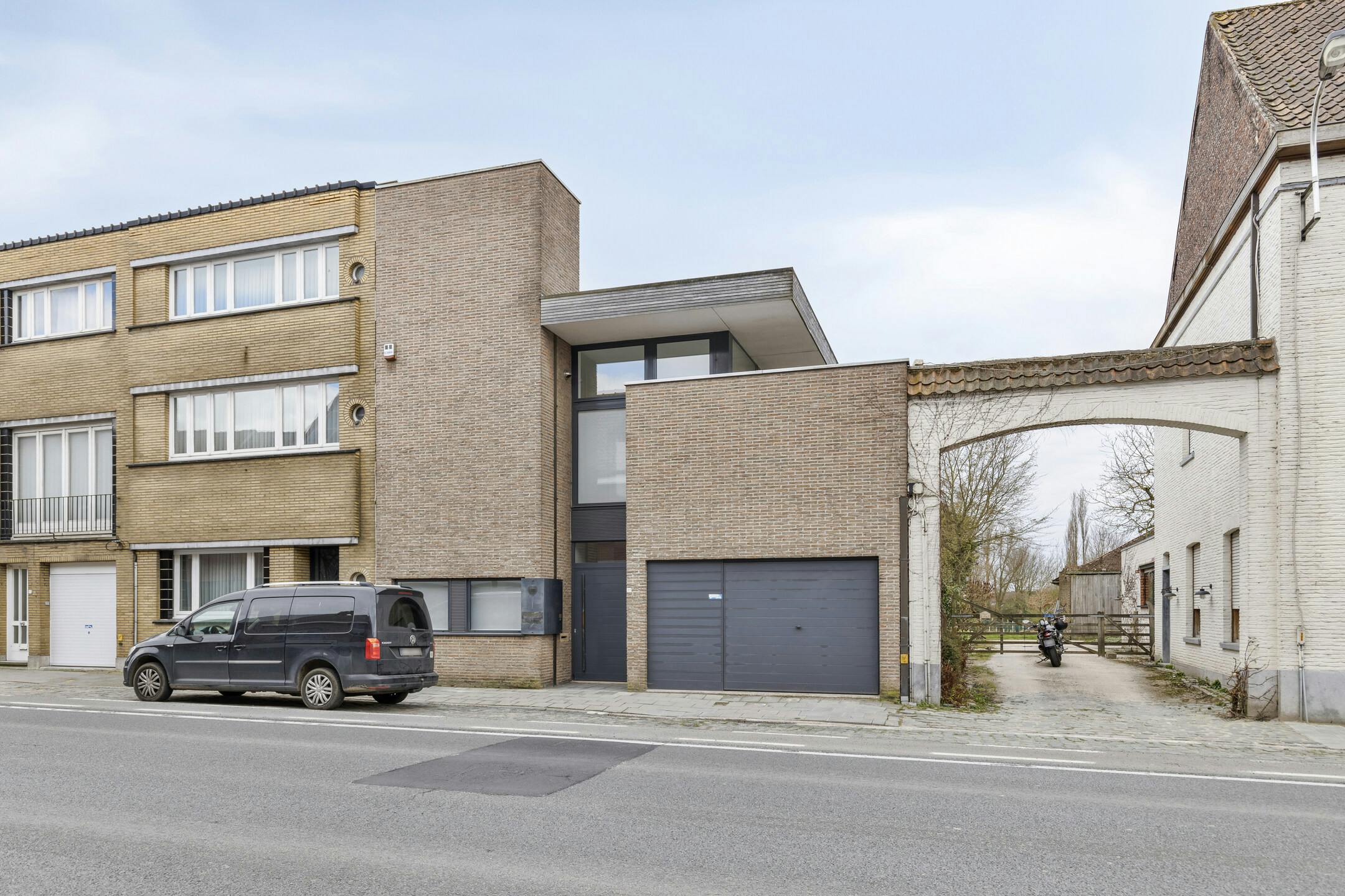 Half open woning / praktijk met leuke tuin te Bissegem foto 3